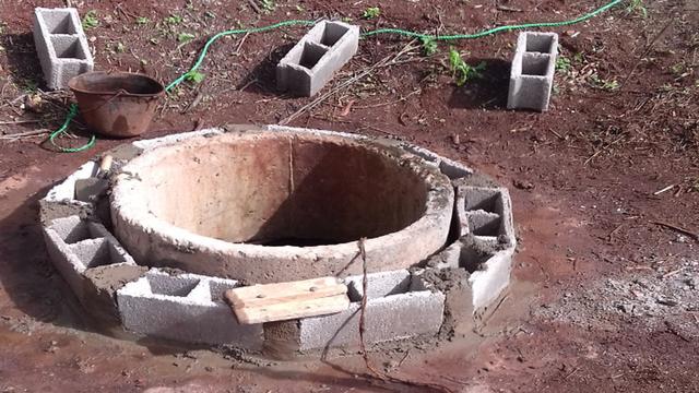 Brunneneinfassung wird vorbereitet