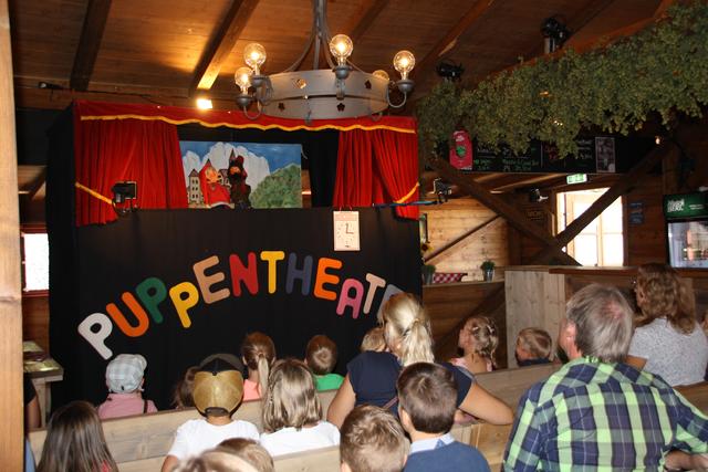 Kasperltheater mit nostalgischer Kasperlbühne am Kinder- und Familiennachmittag