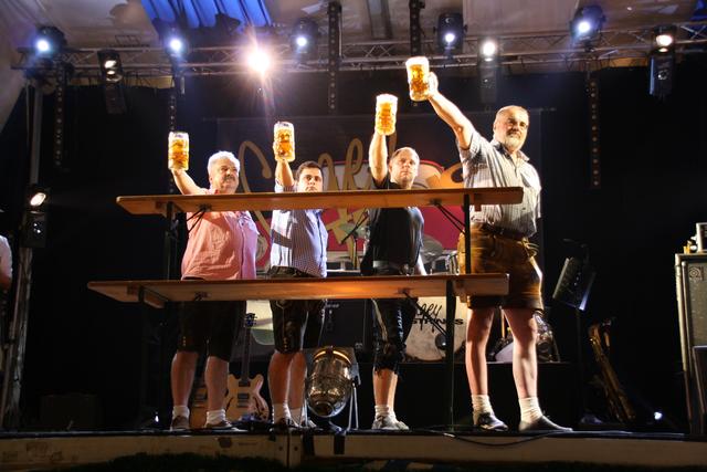 Ohne Muskelkraft geht's nicht: Maßkrug-Stemmen beim Landkreis-Vereinsabend