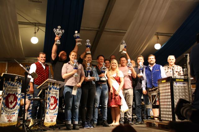 Siegerehrung der starken Frauen und Männer beim Steinheben.