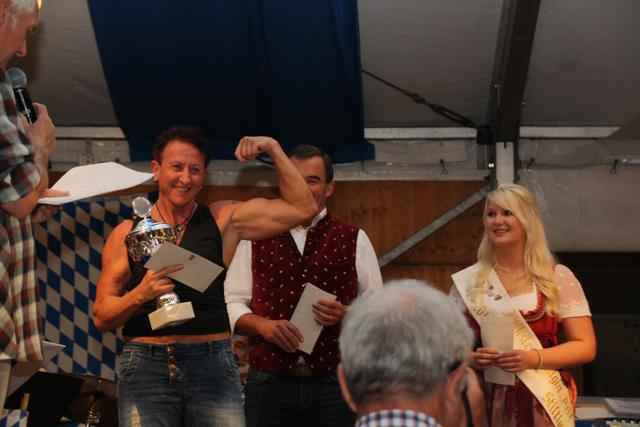 Uli Ertl mach ihrem Sieg beim Steinheben.