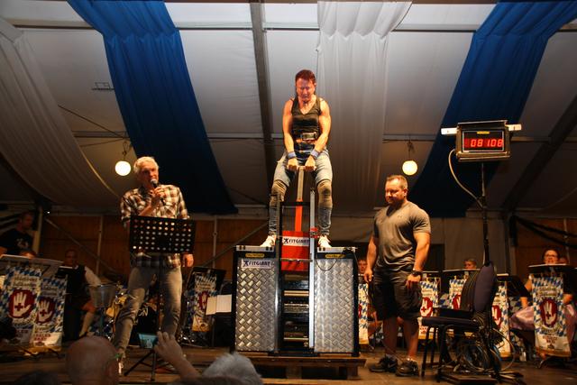 Uli Ertl hob das Gewicht locker aus. Später hob sie sogar 200kg!