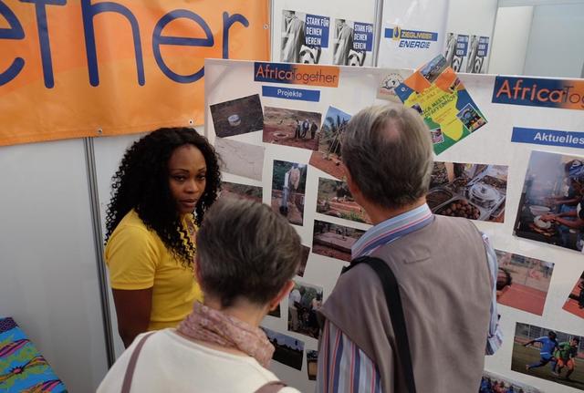 Interessierte Messebesucher im Gespräch