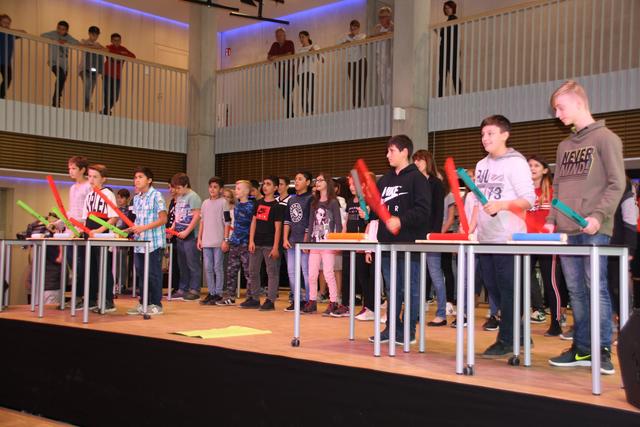 Schüler der 5. bis 7. Klassen trommelten und sangen ein afrikanisches Lied.