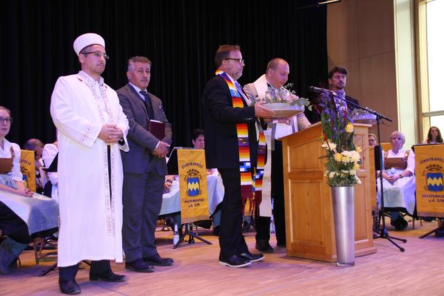 Bei der Segnung der Schule und der Weihe der 55 Holzkreuze, die in allen Schulräumen aufgehängt werden (von rechts): die Pfarrer Lars Müller, Joachim Kunz und George Spanos sowie Recep Bal und Imam Erdal Kandemir von der türkisch-islamischen Ditib-Gemeinde.