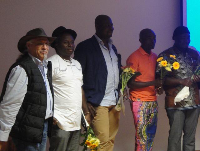 Serio mit vier afrikanischen Künstlern