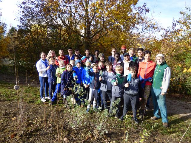 Großes Gruppenbild nach vollendeter Pflanzaktion mit Clemens Preysing, HiPP-Pressestelle.