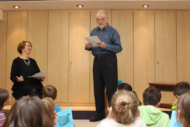 Brigitte und Hans Günter Gessler lasen die Geschichte vom Fischer und seiner Frau vor.