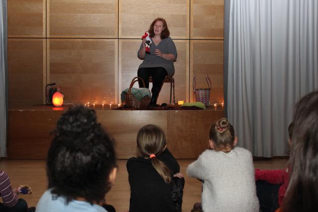 Melanie Luther erzählte das Märchen „Rotkäppchen und der böse Wolf“.