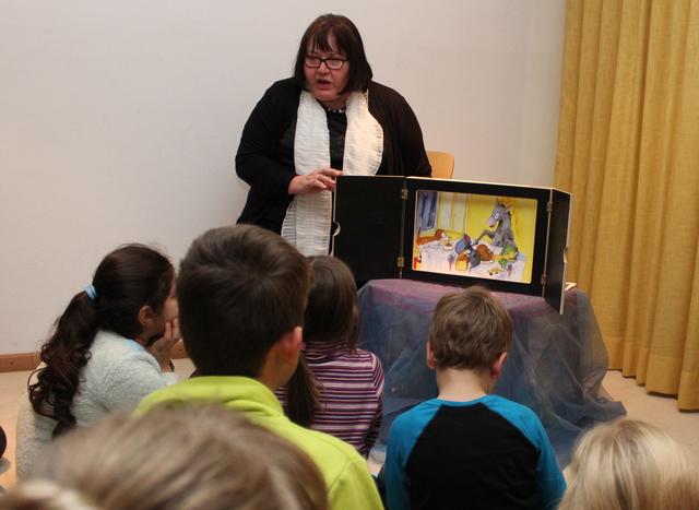 In Renate Denks Erzähltheater erlebten die Mädchen und Buben das Märchen von den Bremer Stadtmusikanten.