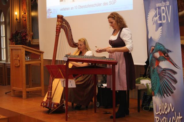 Musikalisch umrahmt wurde die Feierstunde von Karoline Frey an der Harfe und Sylvia Kaufmann am Hackbrett.