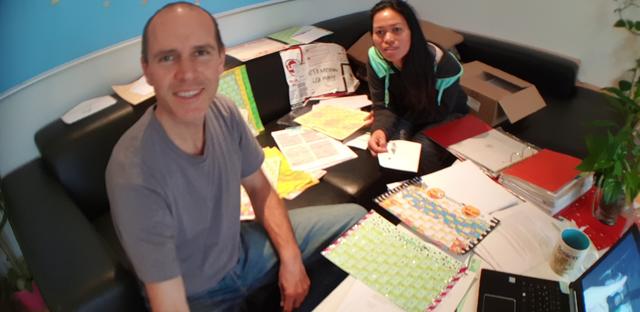 Post aus Übersee. Regelmäßig bekommen deutsche Paten Post von ihren Patenkindern aus den Philippinen. Das maninoy-Team beim Eintüten von Briefen und Fotos.