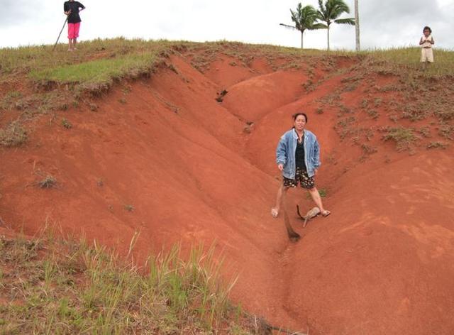 Gerodete Hänge und tropische Regenfälle führen in den Bergen zu massivem Verlust von fruchtbarem Boden und Erosion. Das Regenwasser kann nun nicht mehr gespeichert werden und führt im Tiefland zu Überschwemmungen.