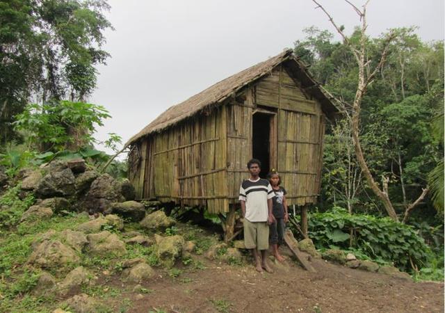 Bergbauern vor ihrer Bambushütte. In den entlegenen Bergregionen der Philippinen ist die Förderung von Bildung besonders schwierig.
