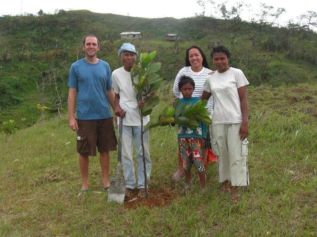 Vor 10 Jahren begann maninoy mit Wiederaufforstungen in den Bergen der Insel Negros. Mittlerweile haben die Bergbauern über 40.000 Bäume gepflanzt.