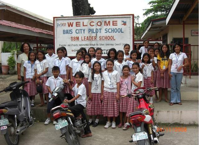 Schüler der Bais City Grundschule. Durch Schulpartnerschaften unterstützt maninoy die Bildungsinfrastruktur auf den Philippinen.