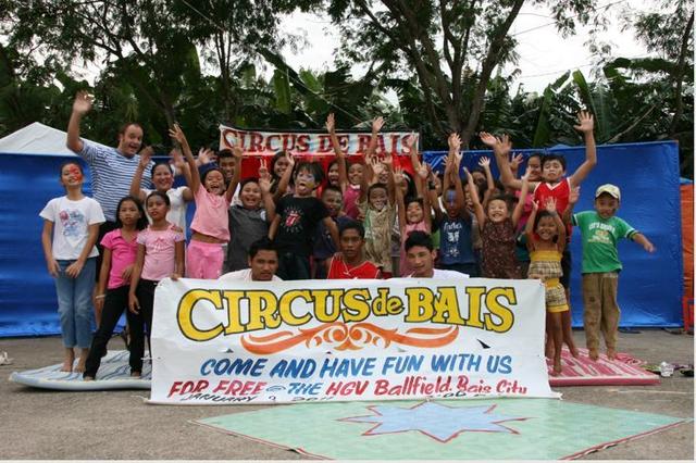 Das Zirkusprojekt "Circus de Bais" hat sich zur Aufgabe gemacht, die kulturelle Bildung und Persönlichkeitsentwicklung philippinischer Kinder zu fördern.