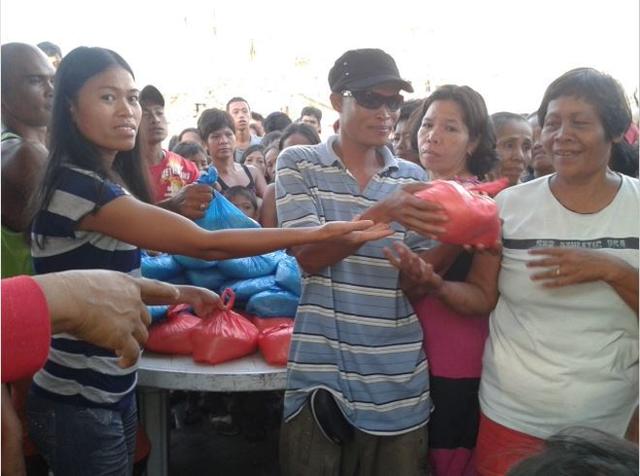Taifun Haiyan 2013. Dank zahlreicher Spenden aus Deutschland konnte das maninoy-Soforthilfeteam kurzfristig reagieren und vor Ort Nahrungsmittel an die Opfer verteilen.
