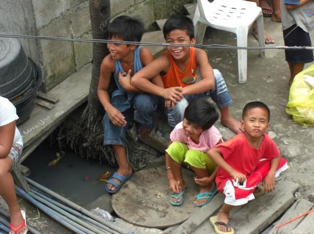 Straßenkinder in Manila. Die Förderung der Bildung ist der effizienteste Weg aus der Armut in ein besseres Leben.