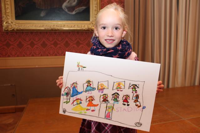 Theresa Neumeir mit ihrem Bild