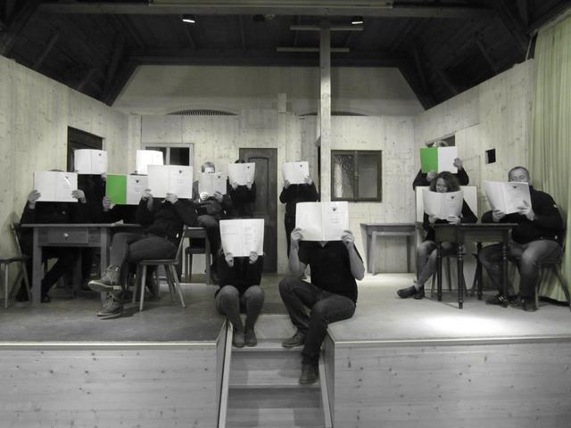 Bisher muss das Textbuch noch mit auf die Bühne bis im Januar dann natürlich alles auswendig sitzt....