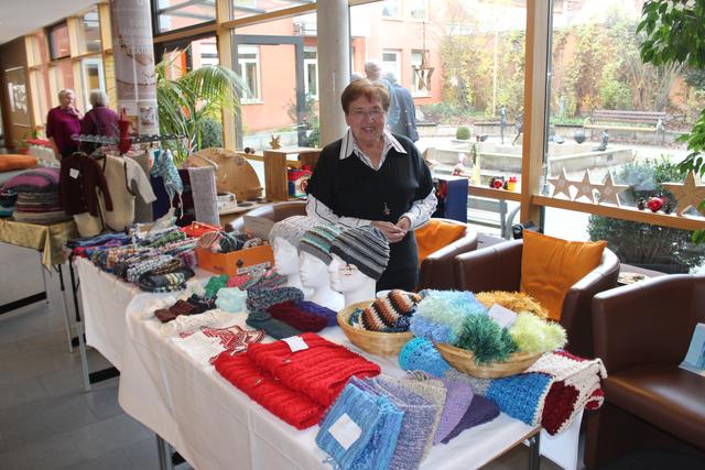 An einem Stand wurden handgefertigte Produkte der Senioren verkauft.
