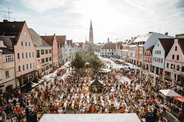 Viel los auf dem Hauptplatz beim Abschlus-Open-Air der Paradiesspiele mit der Keller Steff BIG Band | Foto: Lukas Sammetinger