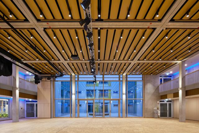 Die neue Aula der Grund- und Mittelschule ist zugleich Veranstungshalle für Konzerte, Theater und mehr.