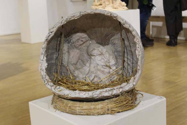 Krippe "Eins mit dem Universum" aus Ton, Stroh und Holz von Katalin Bereczki-Kossack