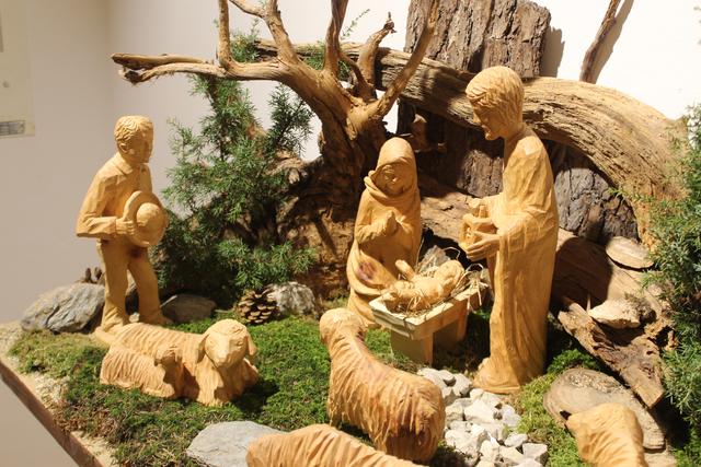 Josef Brummer steuerte zur Krippenausstellung unter anderem eine aus Zirbelholz geschnitzte Krippe bei.