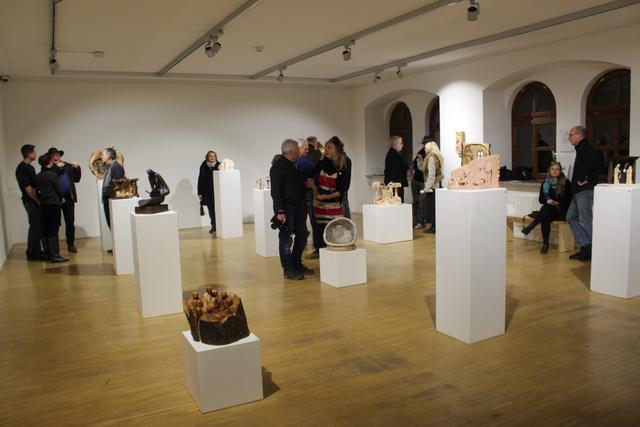 Die Besucher der Vernissage bewunderten die detailfreudigen Arbeiten der Künstler.