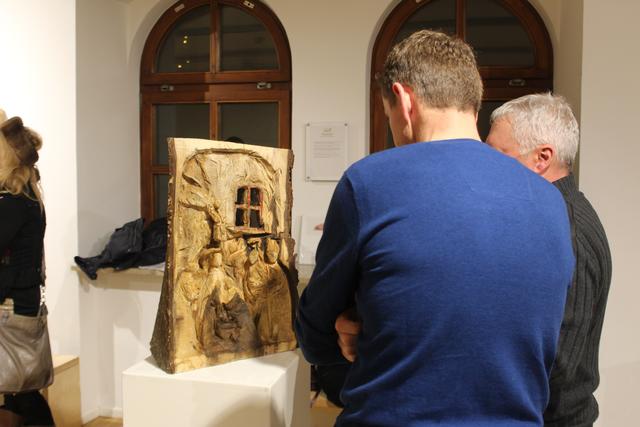 Krippe mit der Motorsäge geschnitzt aus Walnuss von Paul Fottner