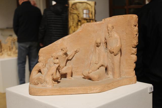 Krippe aus gefärbtem Gips von Hanne Schorp-Pflumm, Leihgabe von Rudolf Kurz