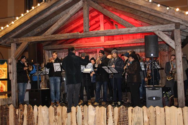 Mitglieder der Stadtkapelle spielten bereits bei der offiziellen Eröffnung des Christkindlmarktes. Am Dienstagabend geben sie noch einmal ein Konzert auf der Bühne vor dem Rathaus.