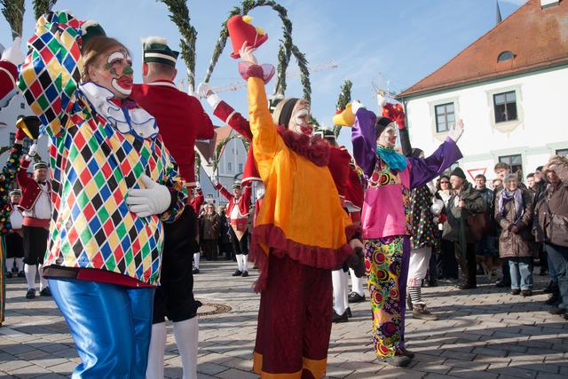 Die Kasperl begleiten die Schäffler. | Foto: Christof Schmidl