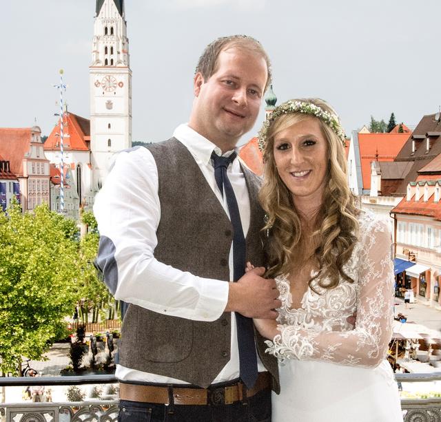 Manuel und Daniela Hoffmann gaben sich am 19. Mai 2018 in Pfaffenhofen das Ja-Wort. Der Vater des Bräutigams, Rainer Hoffmann, hat seit Jahrzehnten viele Brautpaare im Standesamt Pfaffenhofen fotografiert. Jetzt konnte er die Hochzeit seines Sohnes im Bild festhalten. | Foto: Rainer Hoffmann