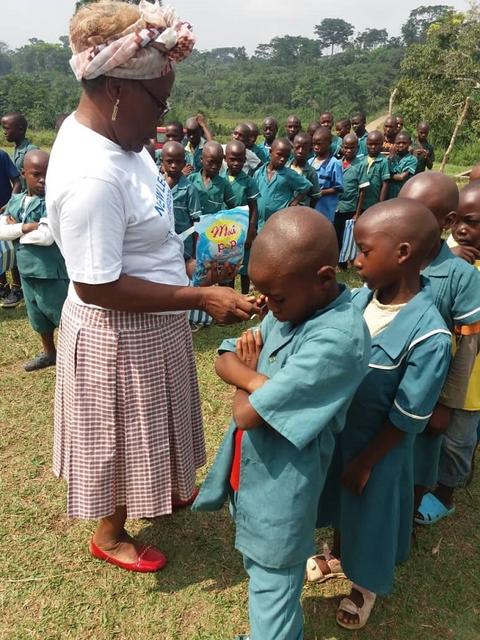 Übergabe der Schulmittel | Foto: New Leg