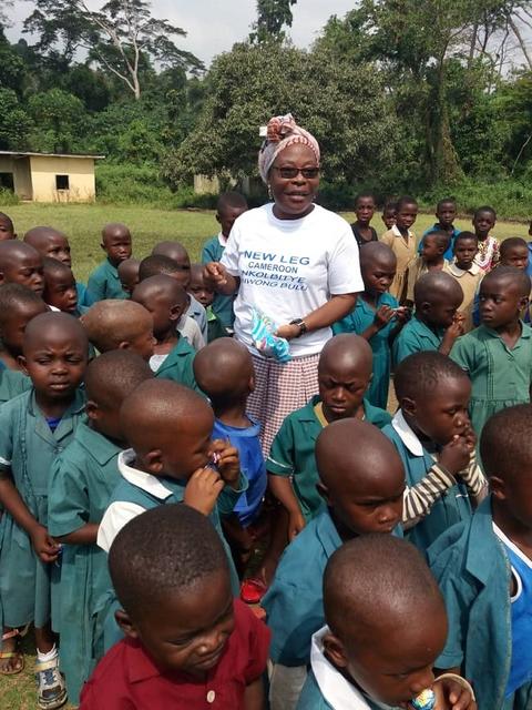 Vereinsmitglied New Leg bei der Schulmittelübergabe | Foto: New Leg