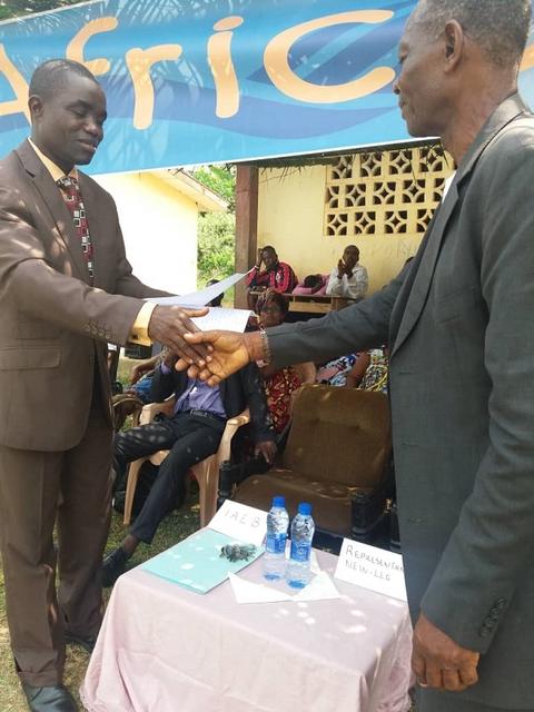 v.l.: Bezirksinspektor für Bildung, Vereinsmitglied New Leg - offizielle Übergabe der Schulmittelspende | Foto: New Leg