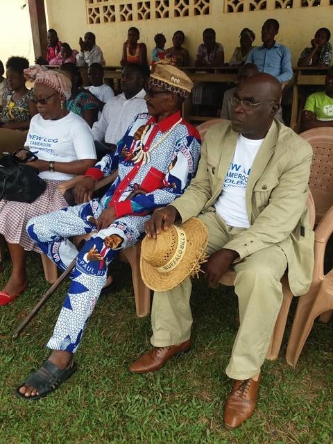 v.l.: Vereinsmitglied New Leg, Dorfvorsteher Njana, Vereinsmitgleid New Leg | Foto: New Leg