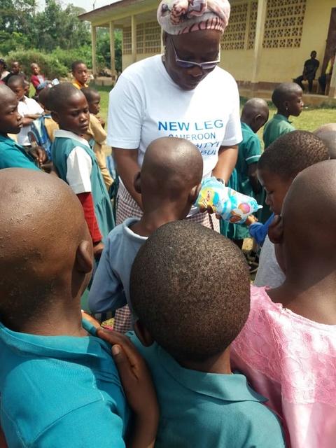 Vereinsmitglied bei der Schulmittelübergabe | Foto: New Leg