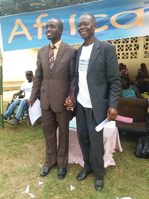 v.l.: Bezirksinspektor für Bildung, Vereinsmitglied New Leg | Foto: New Leg