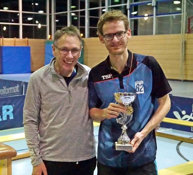 Abteilungsleiter Heinz Wohlers (links) mit Vereinsmeister Tobias Rottmaier
