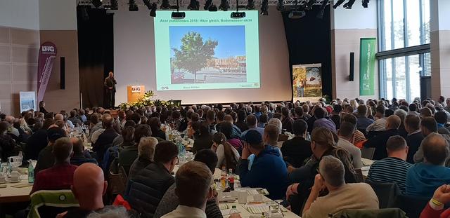 In den Mainfrankensälen im fränkischen Veitshöchheim veranstaltet die Bayerische Landesanstalt für Weinbau und Gartenbau jährlich die Landespflegertage mit Besuchern aus dem kommunalen Bereich und der Wirtschaft.