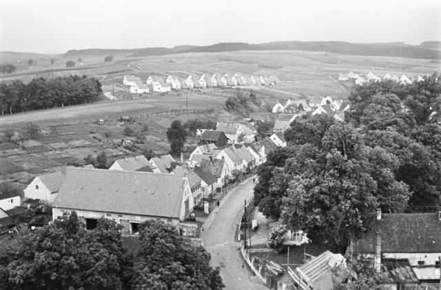 Blick über die Hohenwarter Straße auf die gegen Ende der 1930er Jahre entstehende Schlei-ferbergsiedlung (um 1945).