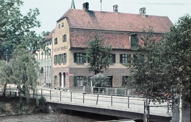 Das etwa 1840 errichtete Wohnhaus der Rotgerberfamilie Schöll besaß durch seine vielgestal-tige Ornamentik repräsentativen Charakter und symbolisiert das Bauen der gesellschaftlichen Oberschicht im 19. Jahrhundert (um 1950).