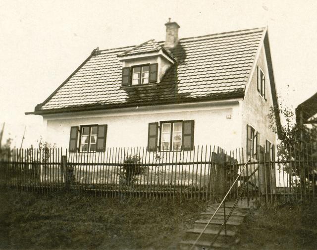 Schon gegen Ende des 19. Jahrhunderts setzte an den Ausfallstraßen wie der Scheyerer, der Hohenwarter oder im Bereich der Moosburger Straße Siedlungsbau ein. Mit einem kleinen Garten versehen konnte sich in dieser Zeit die arbeitende Bevölkerung ein kleines Eigenheim verschaffen (um 1930).