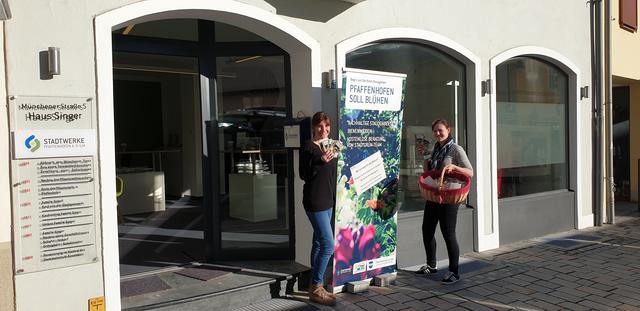 Probesamentütchen für 5 Quadratmeter Bienenweide und Infoflyer gibt's im Stadtwerke Kundencenter in der Münchener Straße 5.
