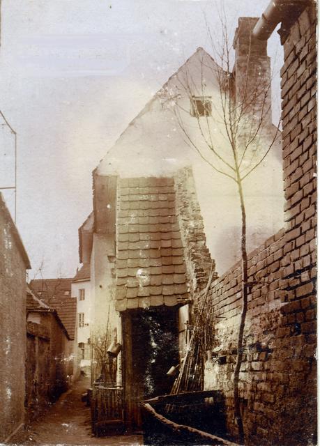 Verlauf der Stadtmauer durch die Grabengasse (Blick Richtung Süden, um 1900)