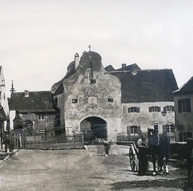 Blick von außen auf das Scheyerer Tor (um 1880)